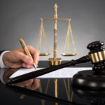 Adwokat to obrońca, którego zadaniem jest konsulting wskazówek z kodeksów prawnych.